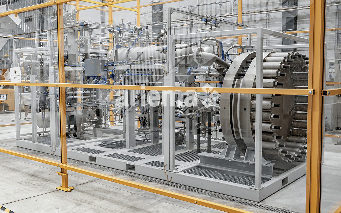 La imagen muestra un electrolizador alcalino de Ariema con una pantalla de protección en las instalaciones de Huelva.